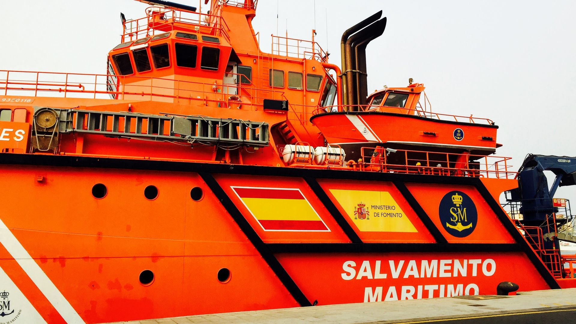 Maritime supply and rescue vessel